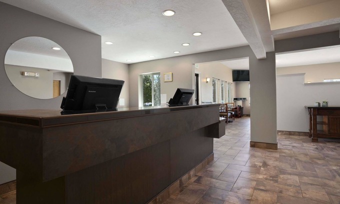Pocatello Hotel | Comfortable Super 8 by Wyndham Pocatello with Breakfast