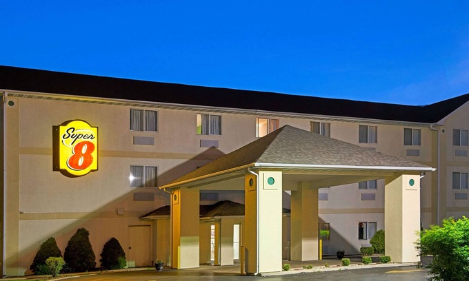 Mitchell Hotel | Comfortable Stay at Super 8 by Wyndham Pontoon Beach