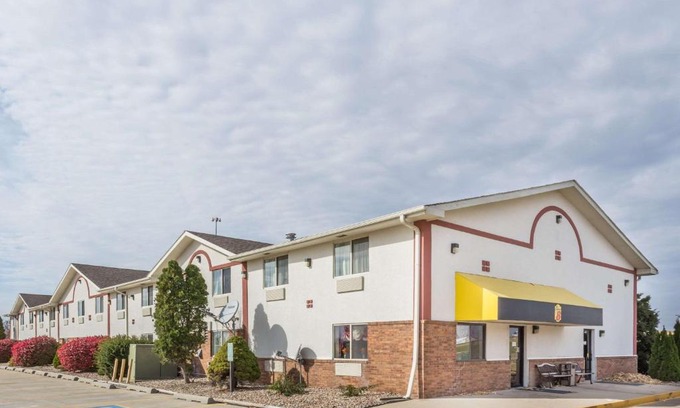 Pontiac Hotel | Budget-Friendly Stay at Super 8 by Wyndham Pontiac