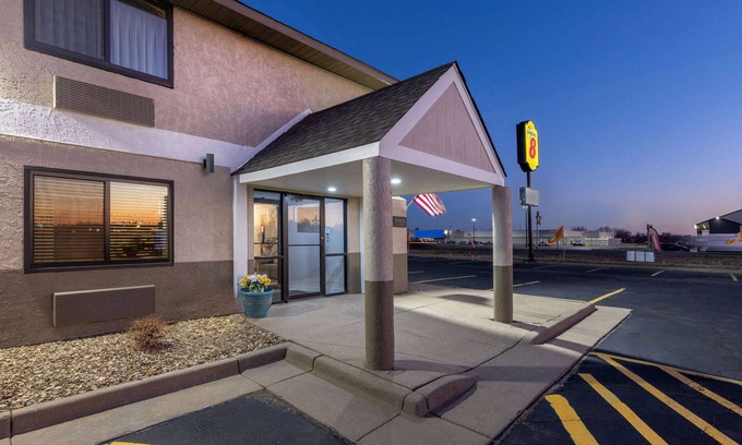 Pratt Hotel | Budget-Friendly Stay at Super 8 by Wyndham Pratt
