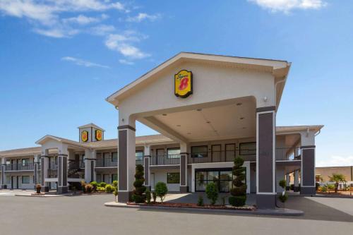 Prattville Hotel | Pet-Friendly Super 8 by Wyndham Prattville with Pool Access