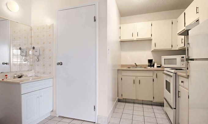 Red Deer Hotel | Comfortable Stay at Super 8 by Wyndham Red Deer with Spa