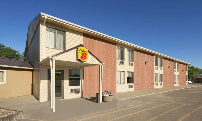 Redfield Hotel | Budget-Friendly Stay at Super 8 by Wyndham Redfield