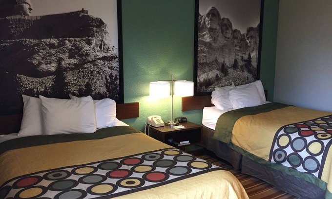 Redfield Hotel | Comfortable Stay at Super 8 by Wyndham Redfield with Breakfast