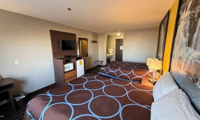 Reedsburg Hotel | Convenient Stay at Super 8 by Wyndham Reedsburg with Pool