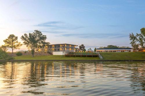 Riverside Hotel | Cozy Stay at Super 8 by Wyndham Riverside, Pet Friendly & Pool
