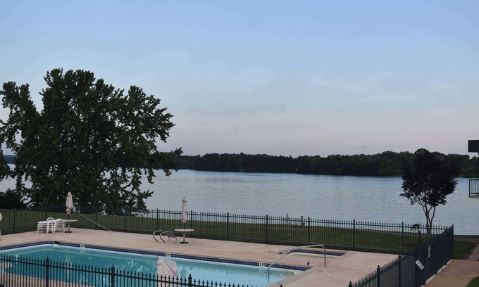 Riverside Hotel | Comfortable Stay at Super 8 by Wyndham Riverside AL