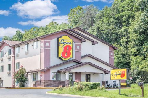 Roanoke Hotel | Budget-Friendly Stay at Super 8 by Wyndham Roanoke VA
