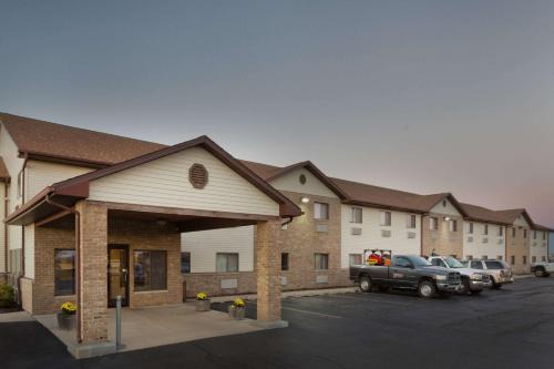 Rochelle Hotel | Budget-Friendly Stay at Super 8 by Wyndham Rochelle