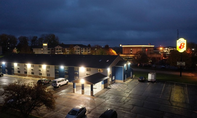 Rockford Hotel | Budget-Friendly Stay at Super 8 by Wyndham Rockford