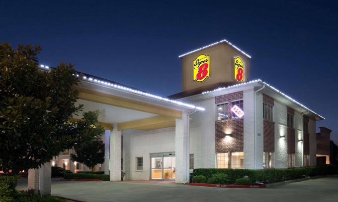 Rosenberg Hotel | Cozy Super 8 by Wyndham Rosenberg TX with Breakfast Included