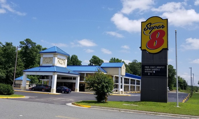 Ruther Glen Hotel | Convenient Super 8 by Wyndham in Ruther Glen Area