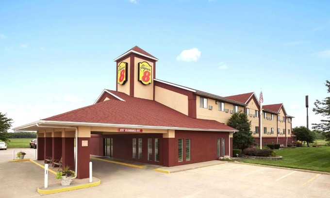 Salem Hotel | Convenient Stay at Super 8 by Wyndham Salem - Pet Friendly