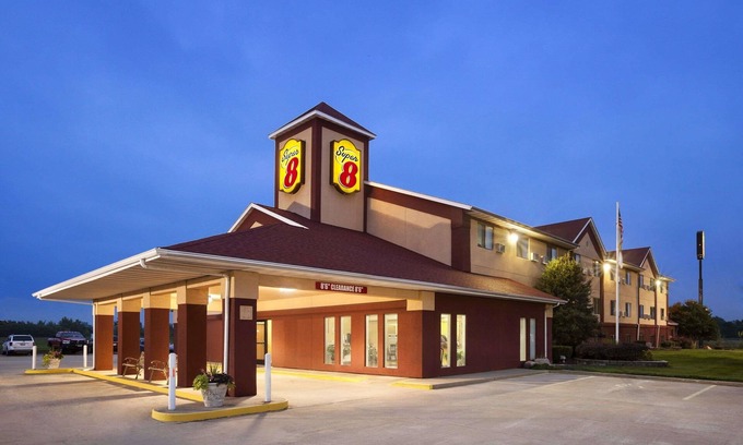 Salem Hotel | Comfortable Stay at Super 8 by Wyndham Salem with Pool & Spa