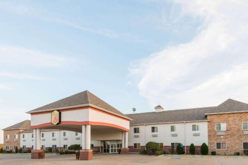 Salina Hotel | Pet-Friendly Super 8 by Wyndham Salina with Great Reviews