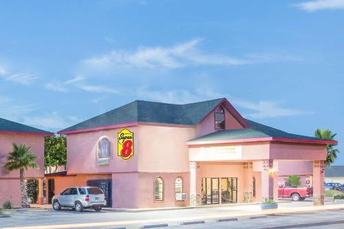 San Angelo Hotel | Budget-Friendly Super 8 by Wyndham San Angelo for Families