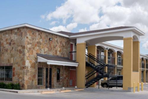 North San Antonio - SAT Hotel | Budget-Friendly Stay at Super 8 by Wyndham San Antonio