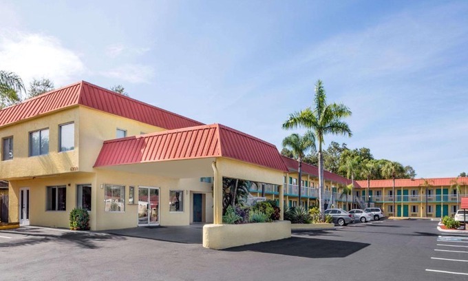 Indian Beach Sapphire Shores Hotel | Discover Comfort at Super 8 by Wyndham Sarasota