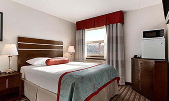 Saskatoon Downtown Hotel | Budget-Friendly Super 8 by Wyndham Saskatoon Near Downtown