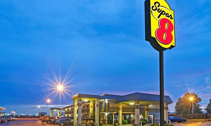 Shawnee Hotel | Budget-Friendly Stay at Super 8 by Wyndham Shawnee