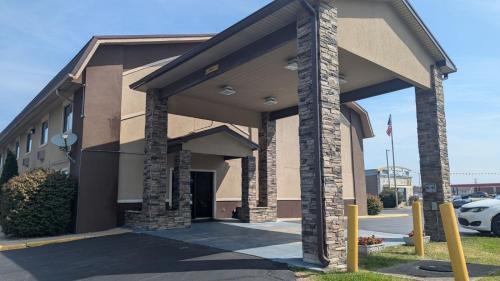 Shelbyville Hotel | Budget-Friendly Super 8 by Wyndham Shelbyville with Hot Tub