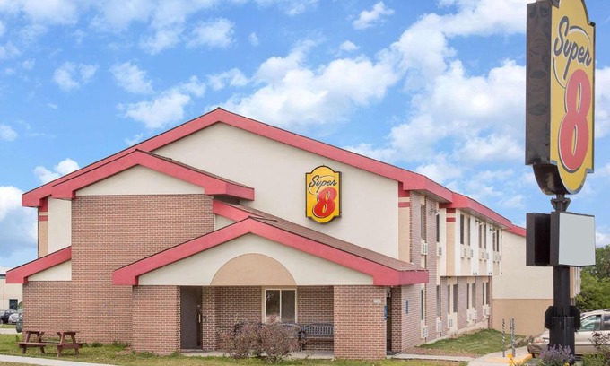 Sheboygan Hotel | Comfortable Stay at Super 8 by Wyndham Sheboygan WI