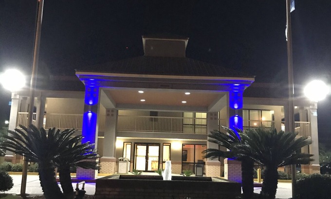 Slidell Hotel | Relax at Super 8 by Wyndham Slidell with Pool & Breakfast