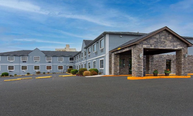 Somerset Hotel | Budget-Friendly Super 8 by Wyndham Somerset - Pet Friendly Stay