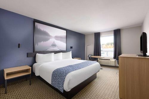 Bellefeuille Hotel | Pet-Friendly Super 8 by Wyndham St-Jerome with Pool & Spa