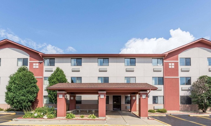 St. Charles Hotel | Budget-Friendly Getaway at Super 8 by Wyndham St. Charles