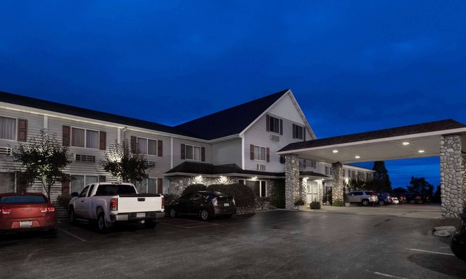 St Ignace Hotel | Enjoy a Relaxing Stay at Super 8 by Wyndham St. Ignace