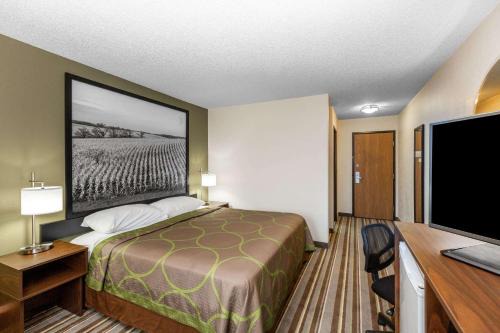 Storm Lake Hotel | Welcoming Super 8 by Wyndham Storm Lake with Family Amenities