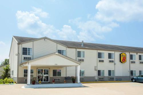 Sweet Springs Hotel | Budget-Friendly Stay at Super 8 by Wyndham Sweet Springs