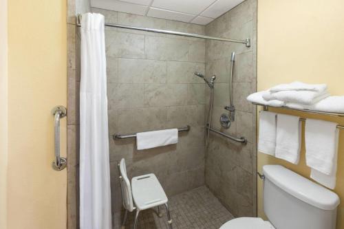 Temple Hotel | Budget-Friendly Super 8 by Wyndham Temple - Ocean View Bliss