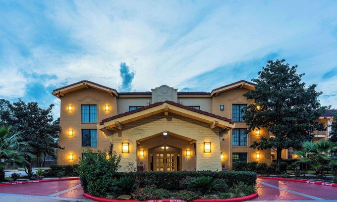 Shenandoah Hotel | Budget-Friendly Stay at Super 8 by Wyndham The Woodlands
