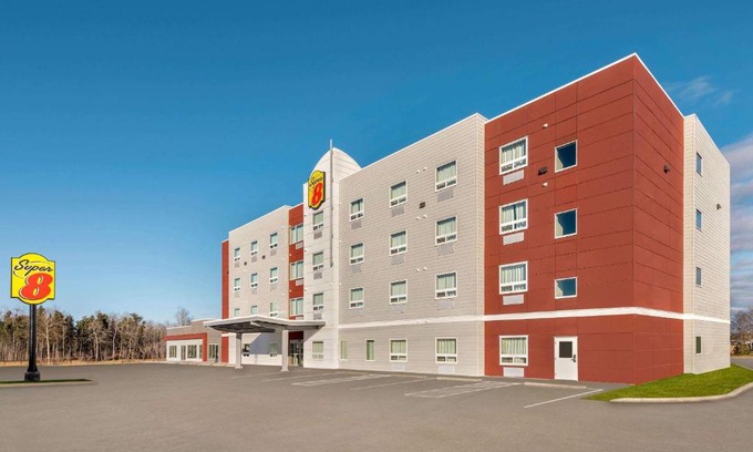 Thompson Hotel | Family-Friendly Super 8 by Wyndham Thompson with Top Amenities