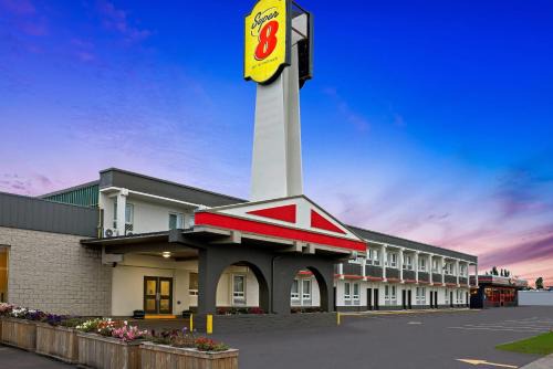 Thunder Bay Hotel | Budget-Friendly Stay at Super 8 by Wyndham Thunder Bay