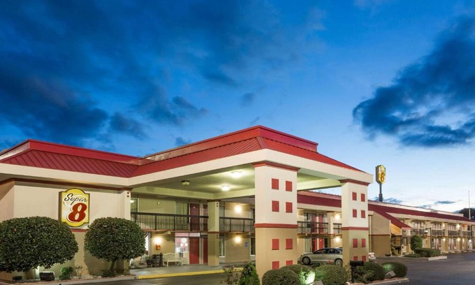 Tifton Hotel | Budget-Friendly Super 8 by Wyndham Tifton with Pet Amenities