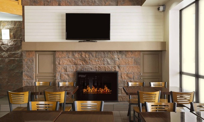 Timmins Hotel | Cozy Stay at Super 8 by Wyndham Timmins with Breakfast Included