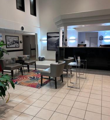 Mauricie Hotel | Inviting Super 8 by Wyndham Trois-Rivieres with Pool & Pets