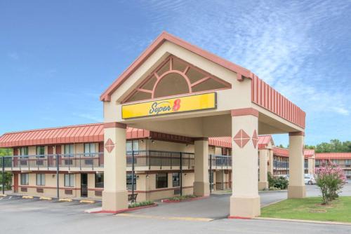 Tulsa Hotel | Pet-Friendly Getaway at Super 8 by Wyndham Tulsa