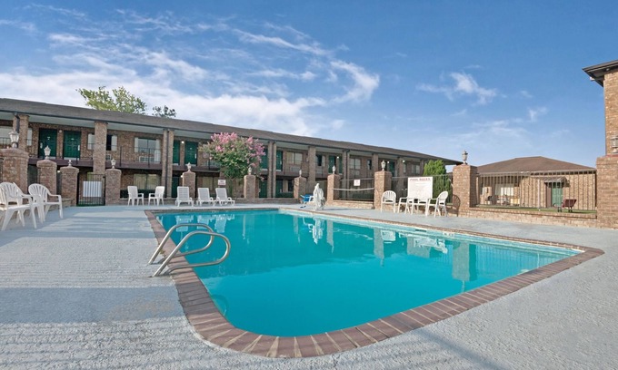 Universal City Hotel | Convenient Stay at Super 8 by Wyndham Universal City