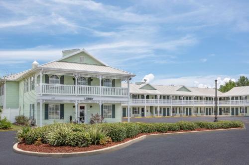 Bay St Louis Hotel | Comfortable Stay at Super 8 by Wyndham Bay St. Louis