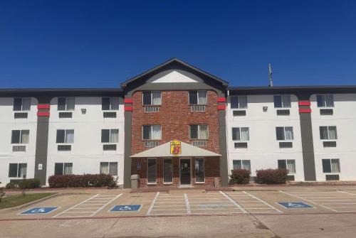 College Station Hotel | Comfortable Stay at Super 8 by Wyndham College Station