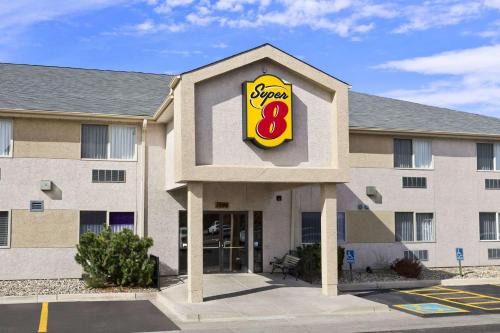 Southeast Colorado Springs Hotel | Convenient Super 8 by Wyndham Near Colorado Springs Airport