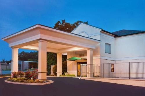 Fort Oglethorpe Hotel | Comfortable Stay at Super 8 by Wyndham Ft. Oglethorpe