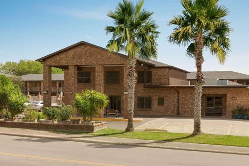 Universal City Hotel | Budget-Friendly Super 8 by Wyndham Near Universal City