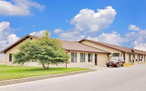 Valentine Hotel | Pet-Friendly Super 8 by Wyndham Valentine NE with Pool & Spa
