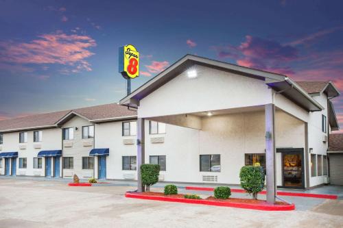 Van Buren Hotel | Pet-Friendly Super 8 by Wyndham with Pool & Ocean Views