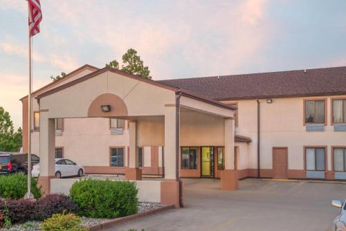 Vincennes Hotel | Budget-Friendly Stay at Super 8 by Wyndham Vincennes